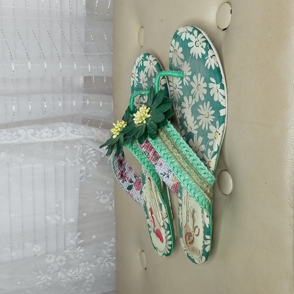 2/$25 or 3/$30 Poetic License Green OH Momma Thong Sandal W/ Flower Detail Sz8